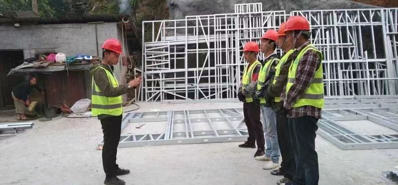 正在場(chǎng)地接受指導(dǎo)的睿婕輕鋼別墅施工團(tuán)隊(duì) 正在場(chǎng)地接受指導(dǎo)的睿婕輕鋼別墅施工團(tuán)隊(duì)