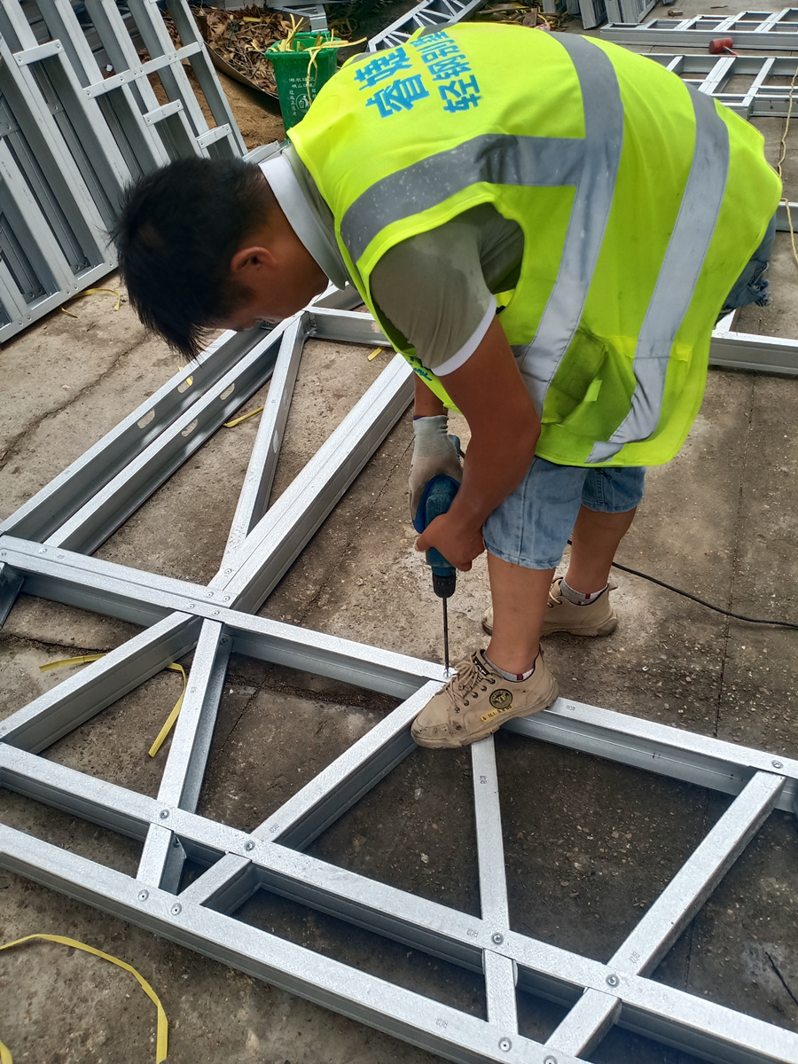 正在施工的睿婕輕鋼別墅工作人員 正在施工的睿婕輕鋼別墅工作人員